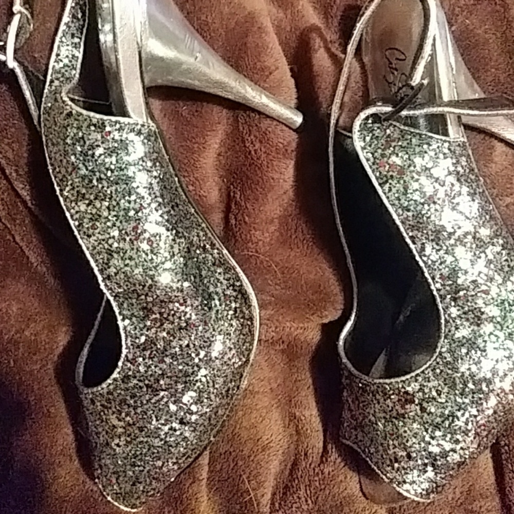 Shoes - Picture 2 of 4